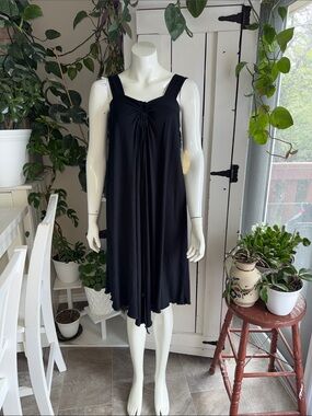 MONNOM art Ware rayon black halter swing or trapeze silhouette size m NWT